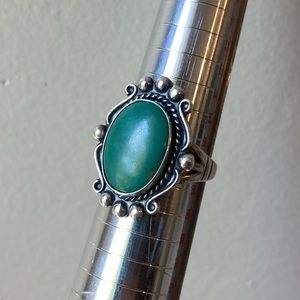 Vintage green stone sterling silver oval ring. Size 8